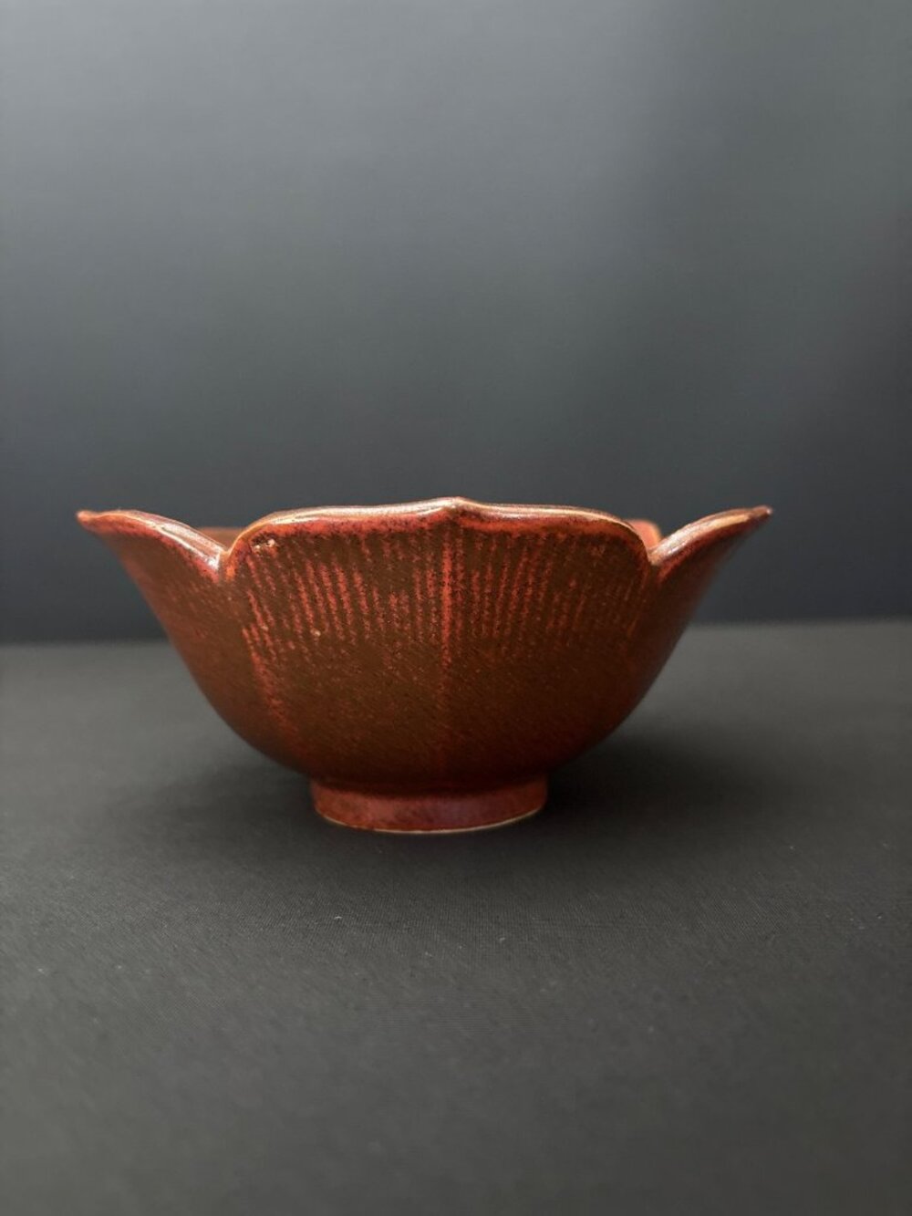 Two-Tone Flower Shaped Bowl Glossy Reddish Brown Glaze Scalloped Rim Ribbed 6" - Picture 3 of 9